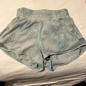 Lululemon 2.5 in high rise Hotty Hot shorts